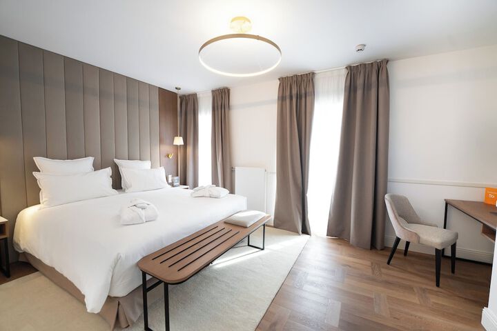 Room 6 of 16
