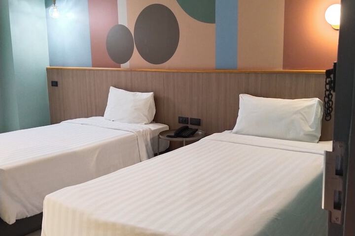 Room 10 of 16