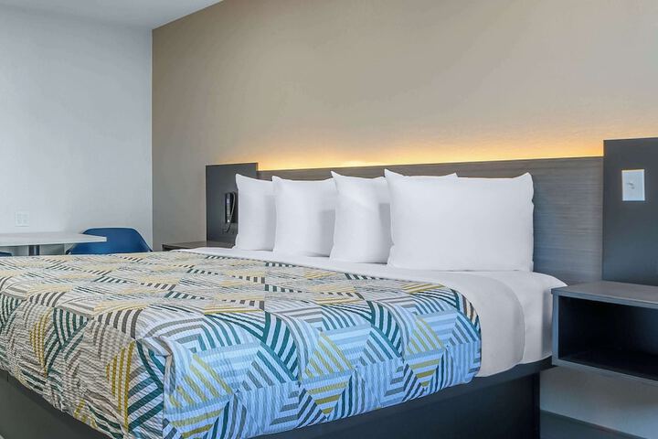 1 King Bed (3 of 4)