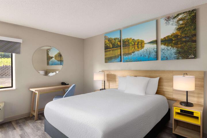 1 Queen Bed Accessible (3 of 19)