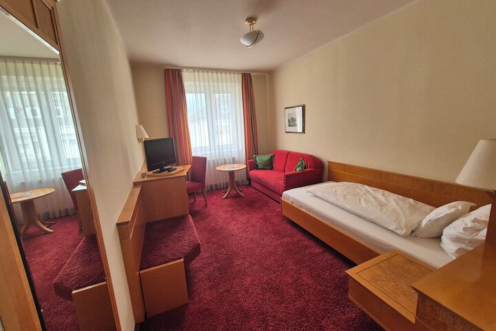 Room 10 of 33