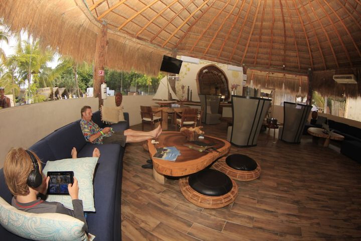 Lounge 50 of 55