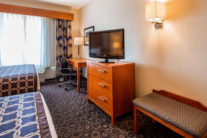 2 Queen Beds Microwave, Refrigerator WiFi Shower Only Full Breakfast (3 of 6)