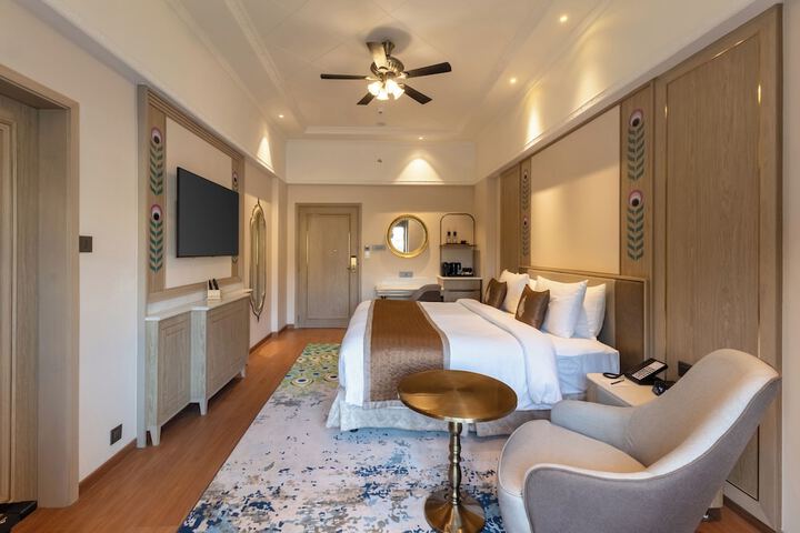 Room 33 of 159