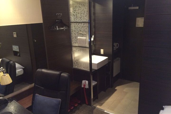 Room 17 of 38