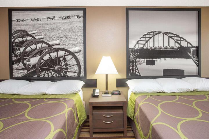 1 Queen Bed Accessible Room (1 of 5)