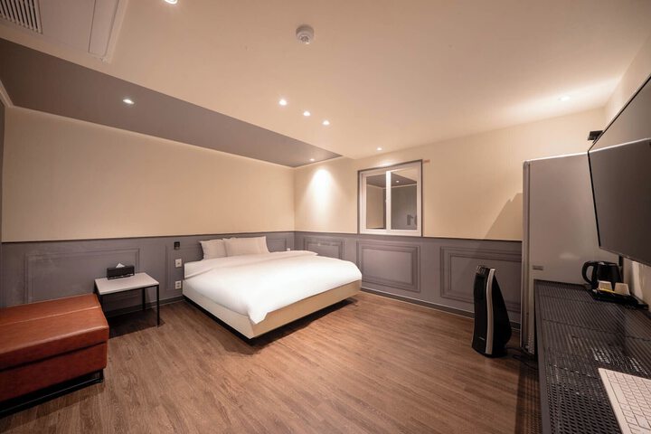 Room 6 of 19