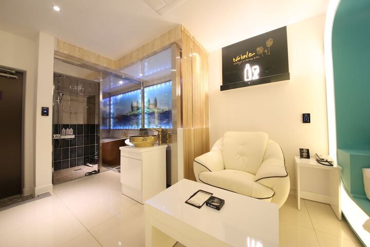 Room 8 of 65