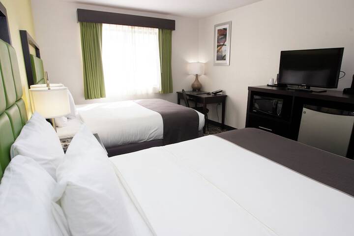 2 Queen Beds (12 of 13)