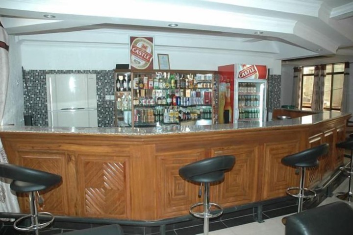 Lounge 33 of 49