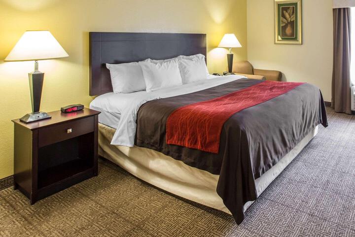 1 King Bed Accessible (2 of 12)