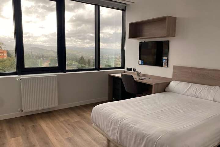 Room 10 of 18