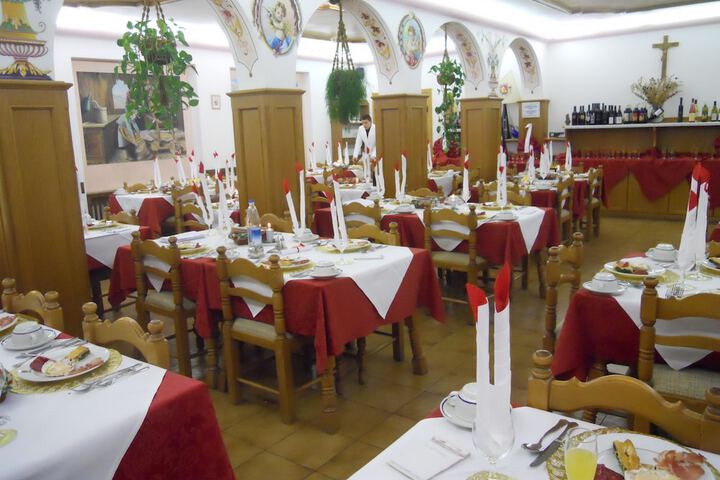Dining 32 of 72