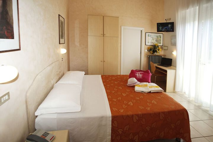 Room 9 of 71