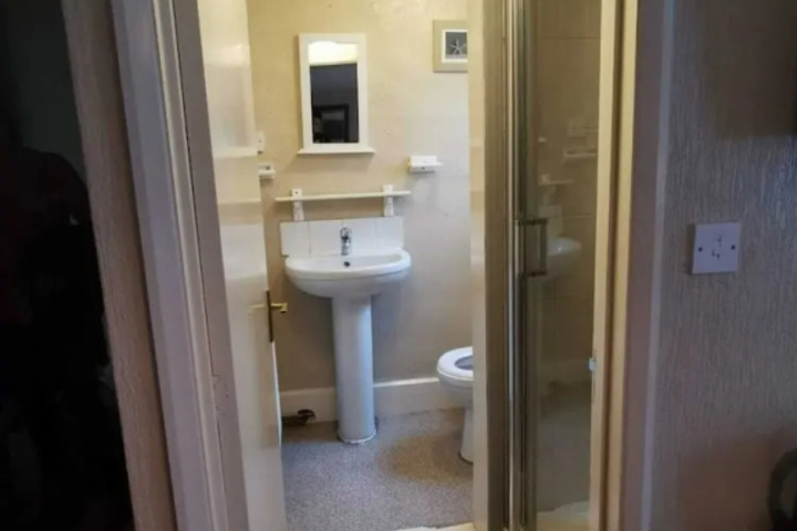 Room 8 of 16