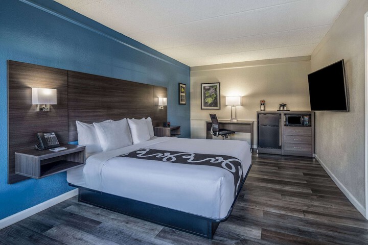 1 King Bed (9 of 19)