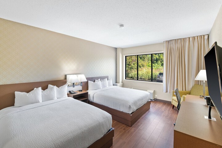 2 Queen Beds (8 of 8)