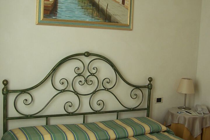 Room 4 of 61
