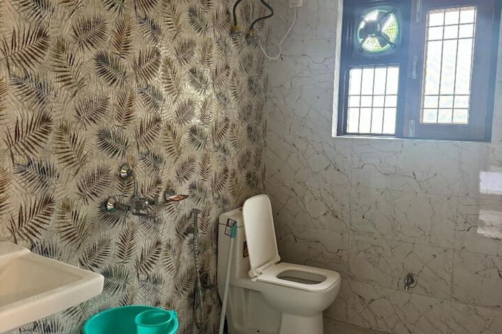 Room 10 of 11