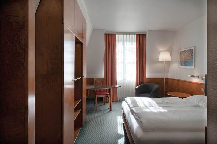 Room 16 of 102
