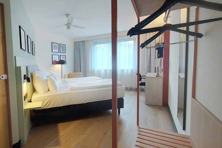 Room 4 of 145