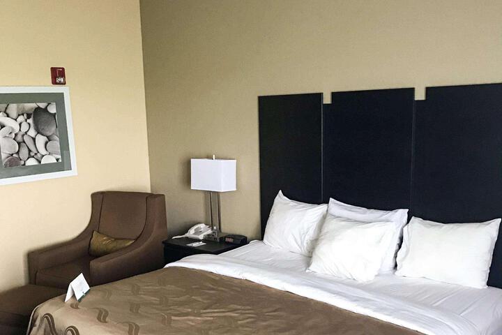 1 King Bed (5 of 7)