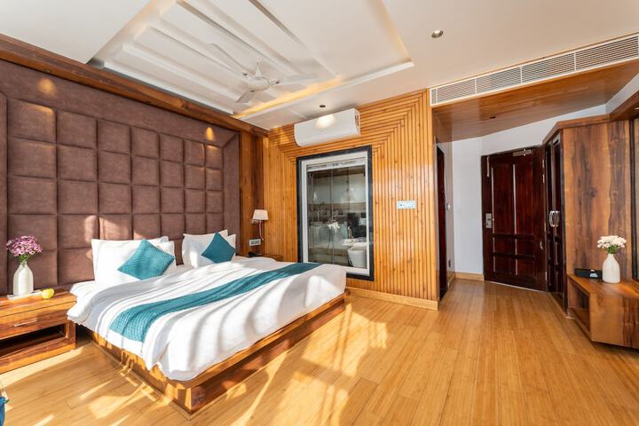 Room 25 of 76