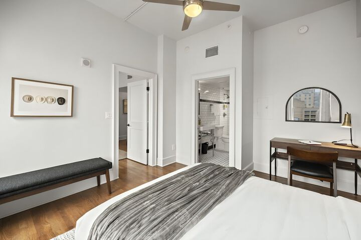 Room 4 of 98