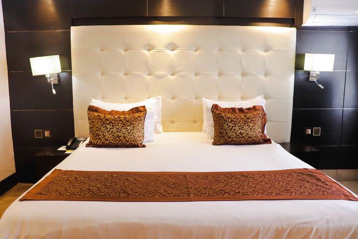 Room 4 of 32