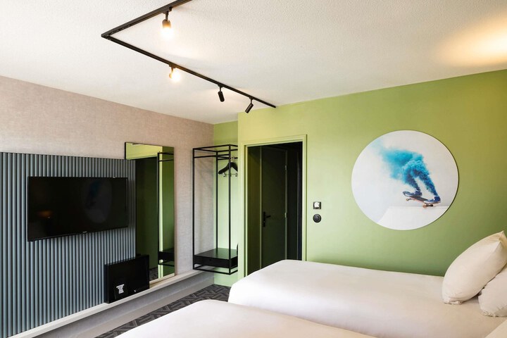 Room 28 of 148