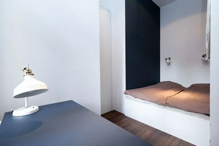 Room 4 of 16