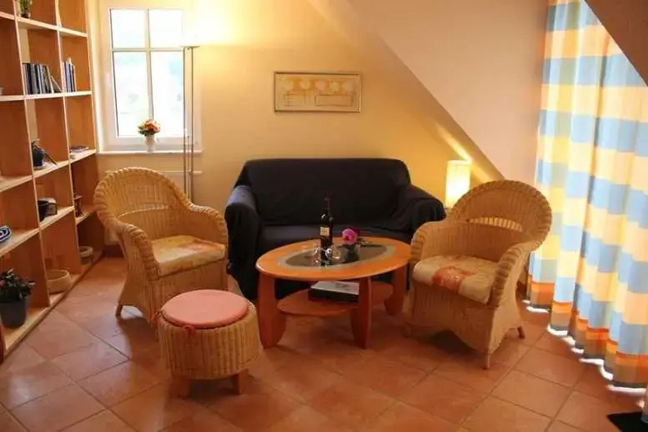 Room 4 of 8