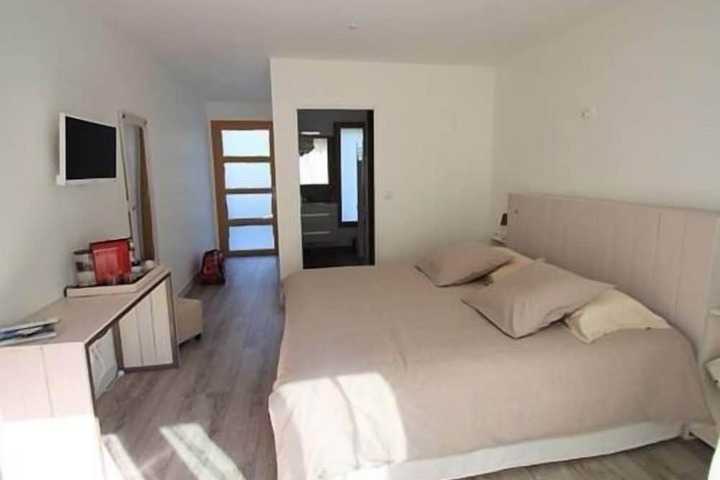 Room 8 of 89