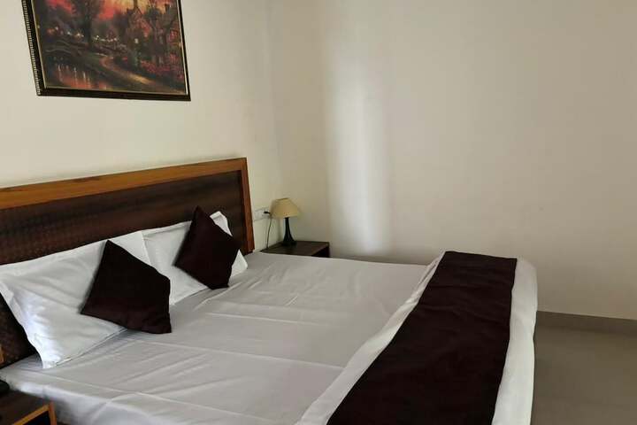 Room 11 of 28