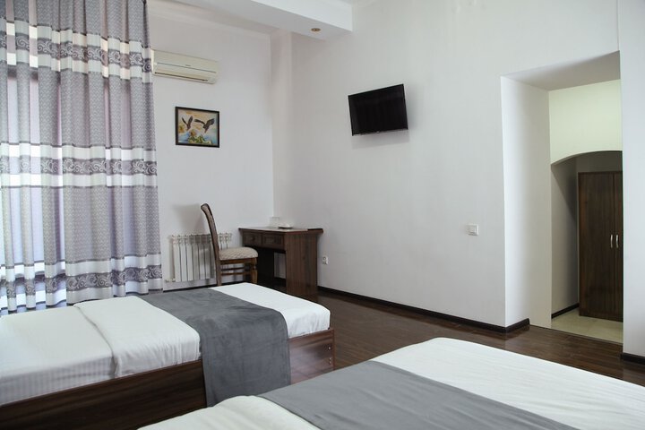 Room 7 of 27