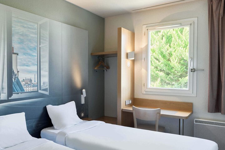 Room 10 of 24