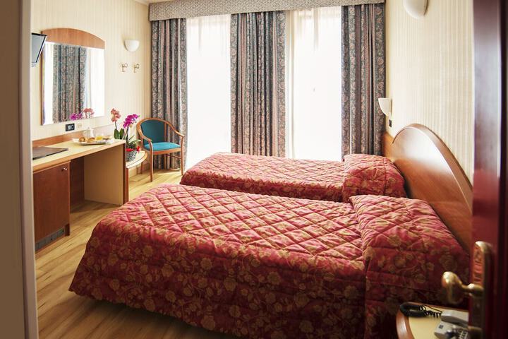 Room 8 of 42