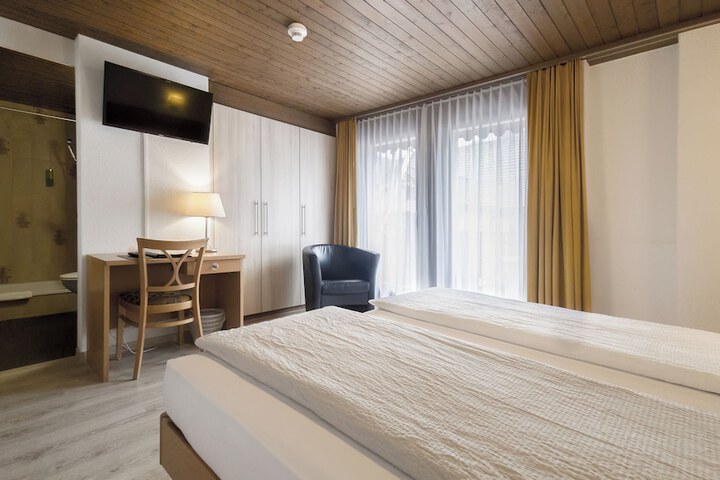 Room 6 of 62