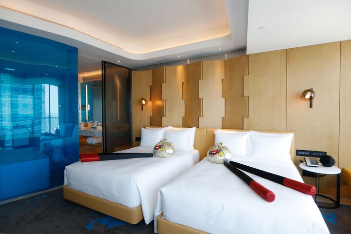 Room 4 of 102