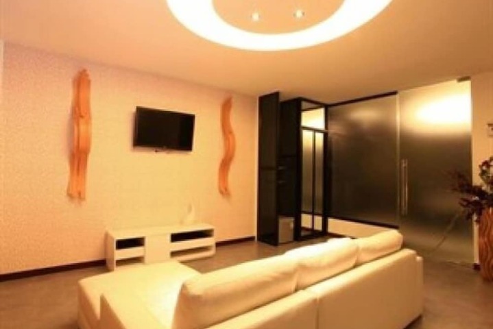 Room 8 of 18