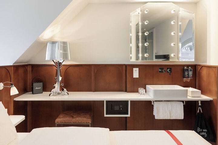 Room 5 of 77
