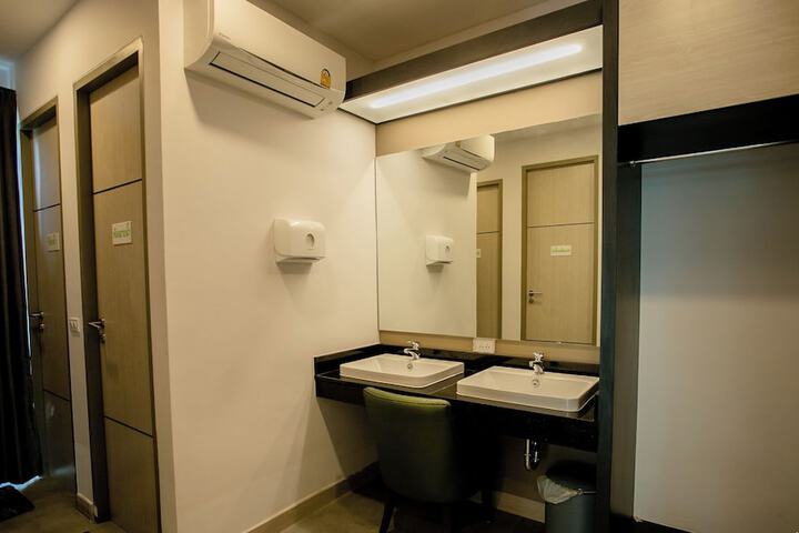 Room 33 of 59