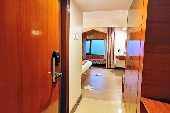 Room 6 of 14
