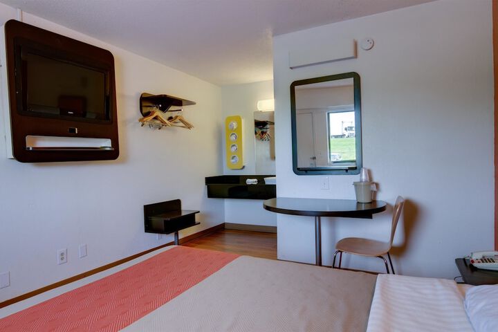 1 Queen Bed (3 of 6)