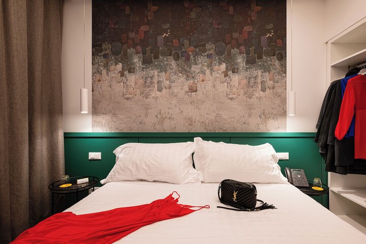 Room 42 of 148