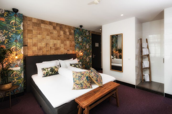 Room 9 of 38