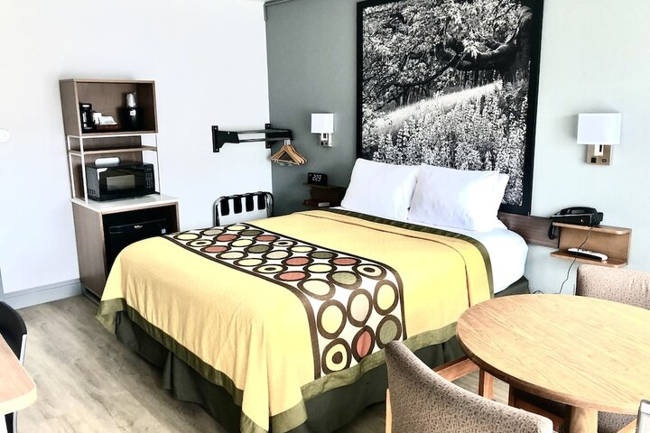 1 Queen Bed (28 of 49)
