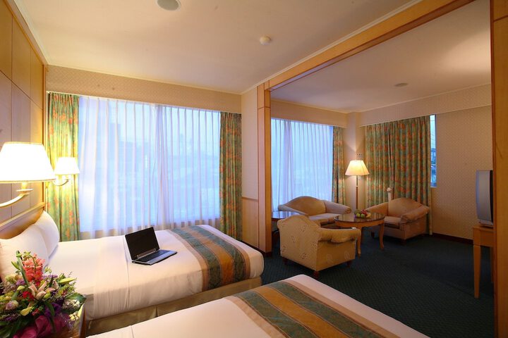 Room 4 of 32