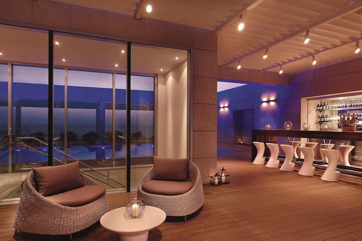 Lounge 140 of 158