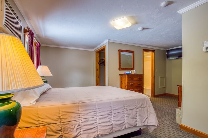 Slope Queen Bed with View (46 of 100)